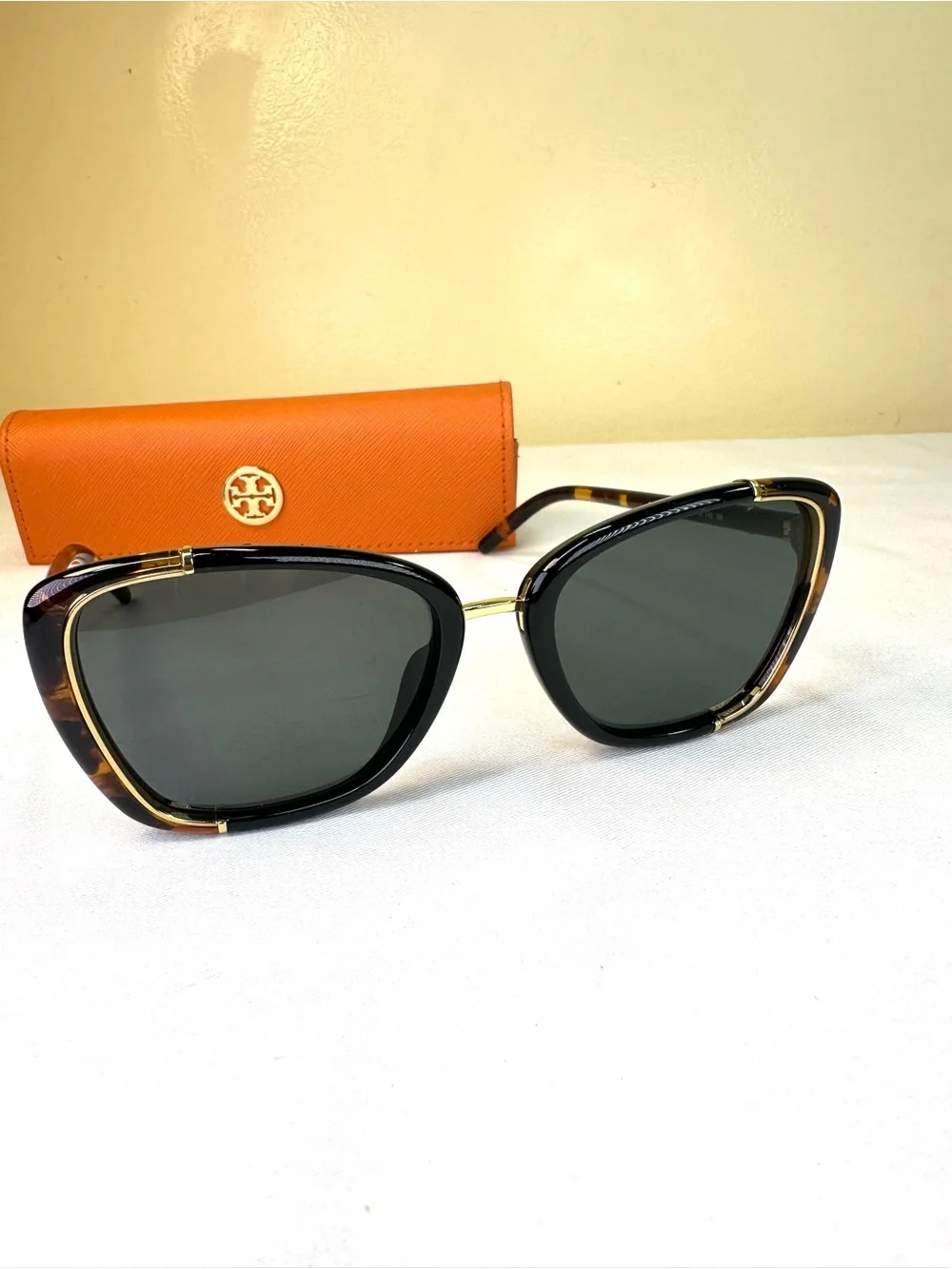 Tory Burch Eleanor cat-eye sunglasses Tortoise black frame metallic rim case